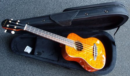 La Sevillana Tenor Ukulele Flamed Maple met koffer