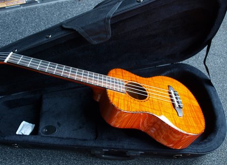 La Sevillana Tenor Ukulele Flamed Maple met koffer