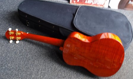 La Sevillana Tenor Ukulele Flamed Maple met koffer