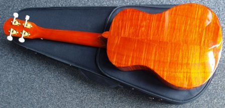 La Sevillana Tenor Ukulele Flamed Maple met koffer