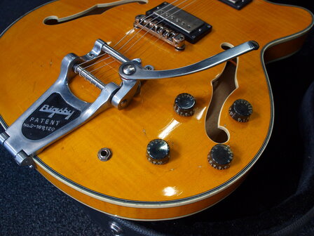 Stromberg Aged Monterey Trans Honey met Bigsby tremolo en koffer