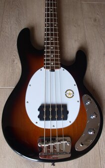 Sterling by Musicman Ray 24 Classic 3tone sunburst, 4-snarige basgitaar