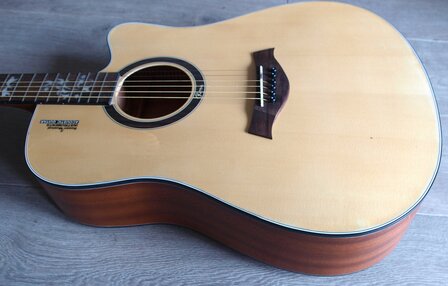 Rosen R235 dreadnought, massief spruce bovenblad