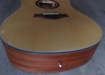 Rosen R235 dreadnought, massief spruce bovenblad