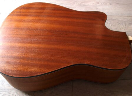 Rosen R235 dreadnought, massief spruce bovenblad