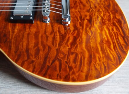 Bach Les Paul-model Dark Y met quilted maple Canada top