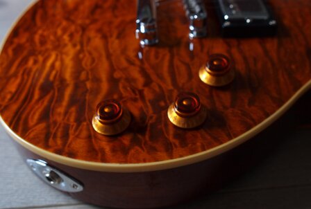 Bach Les Paul-model Dark Y met quilted maple Canada top