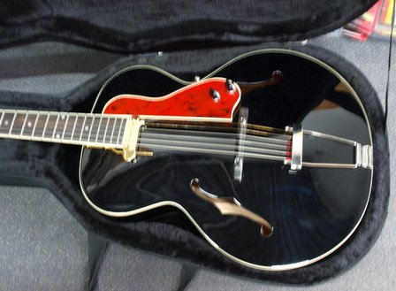 The Loar Archtop Semi-Acoustic Guitar LH-600-BK met case, electro-acoustic