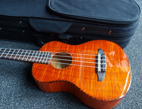 La Sevillana Tenor Ukulele Flamed Maple met koffer