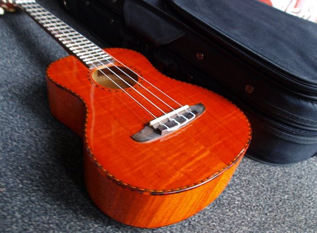 La Sevillana Tenor Ukulele Flamed Maple met koffer