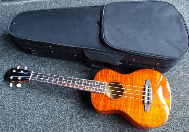 La Sevillana Tenor Ukulele Flamed Maple met koffer