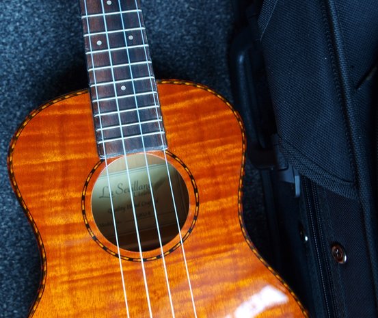 La Sevillana Tenor Ukulele Flamed Maple met koffer