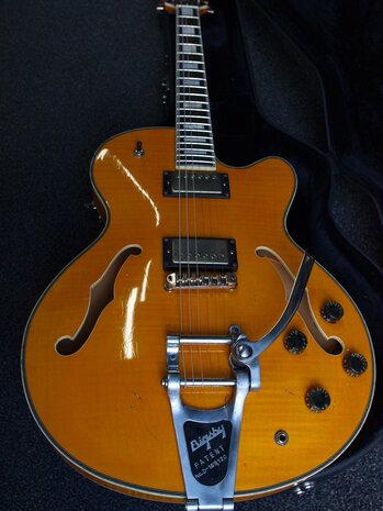 Stromberg Aged Monterey Trans Honey met Bigsby tremolo en koffer