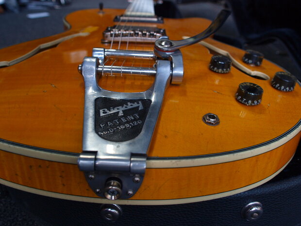 Stromberg Aged Monterey Trans Honey met Bigsby tremolo en koffer