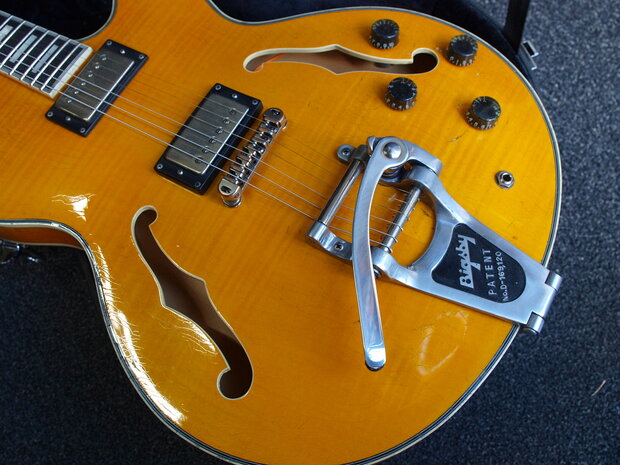 Stromberg Aged Monterey Trans Honey met Bigsby tremolo en koffer