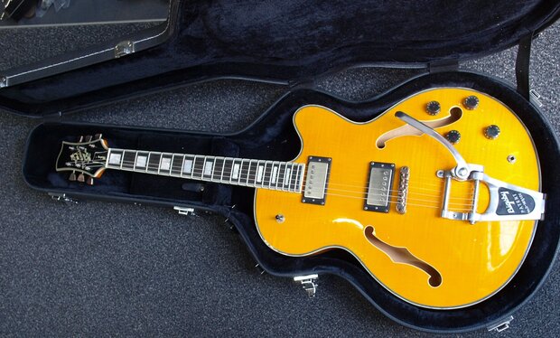 Stromberg Aged Monterey Trans Honey met Bigsby tremolo en koffer