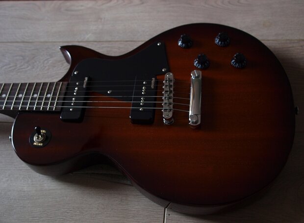 Vintage V132TSB Les Paulmodel met P90 elementen