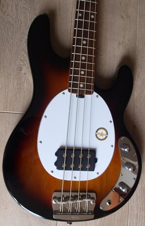 Sterling by Musicman Ray 24 Classic 3tone sunburst, 4-snarige basgitaar