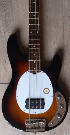 Sterling by Musicman Ray 24 Classic 3tone sunburst, 4-snarige basgitaar