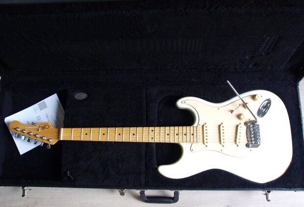 G&L Legacy USA White MP met stevige Tolex Case en certificaat van echtheid