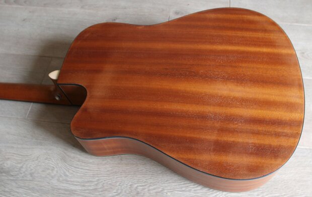 Rosen R235 dreadnought, massief spruce bovenblad