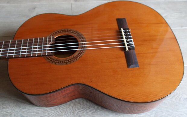 Martinez MCG 45C, solid cedar top, bubinga met gitaarhoes