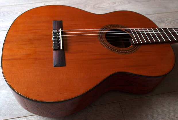 Martinez MCG 45C, solid cedar top, bubinga met gitaarhoes