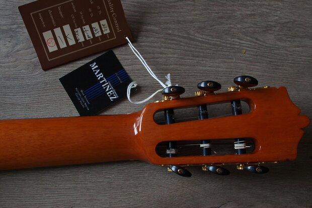 Martinez MCG 45C, solid cedar top, bubinga met gitaarhoes