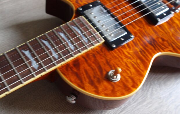 Bach Les Paul-model Dark Y met quilted maple Canada top