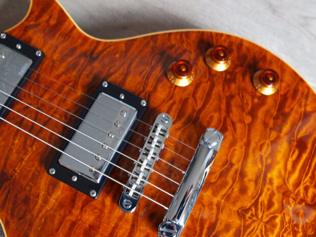 Bach Les Paul-model Dark Y met quilted maple Canada top