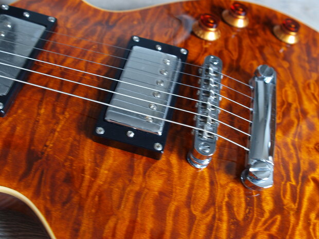 Bach Les Paul-model Dark Y met quilted maple Canada top