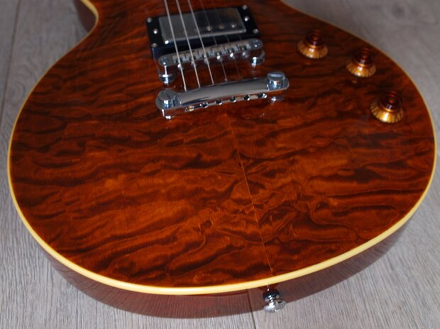 Bach Les Paul-model Dark Y met quilted maple Canada top