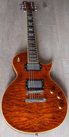 Bach Les Paul-model Dark Y met quilted maple Canada top