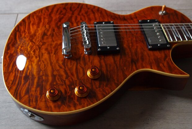 Bach Les Paul-model Dark Y met quilted maple Canada top