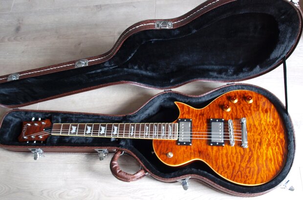 Bach Les Paul-model Dark Y met quilted maple Canada top